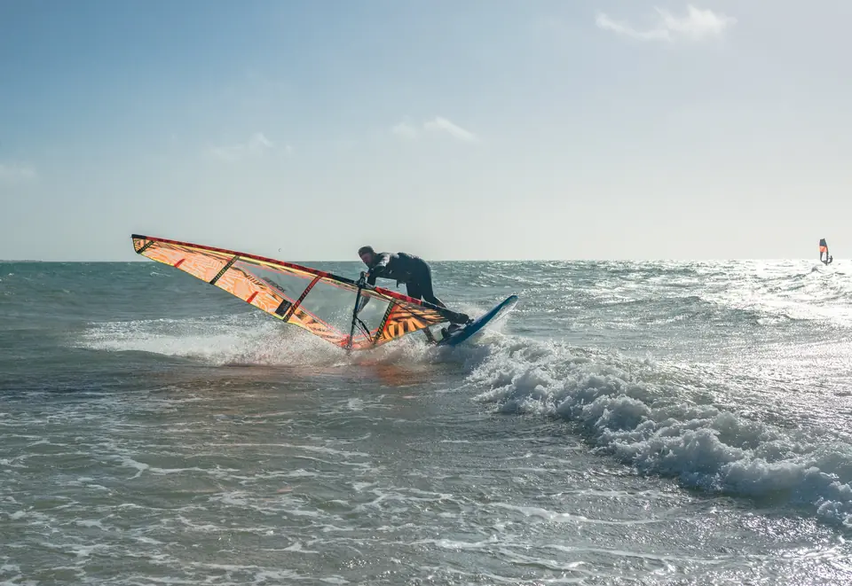 Séjour windsurf à Dakhla : naviguer chez Rachid Roussafi, le fils du vent